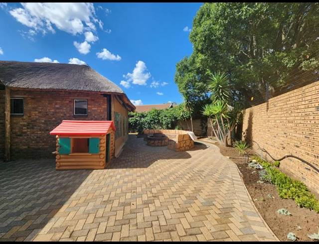 4 BEDROOM HOUSE FOR SALE IN HELIKONPARK